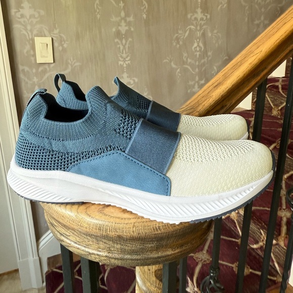 CRANE ladies lightweight slip on sneaker NWOT size 8, perfect condition, blue - Picture 2 of 10